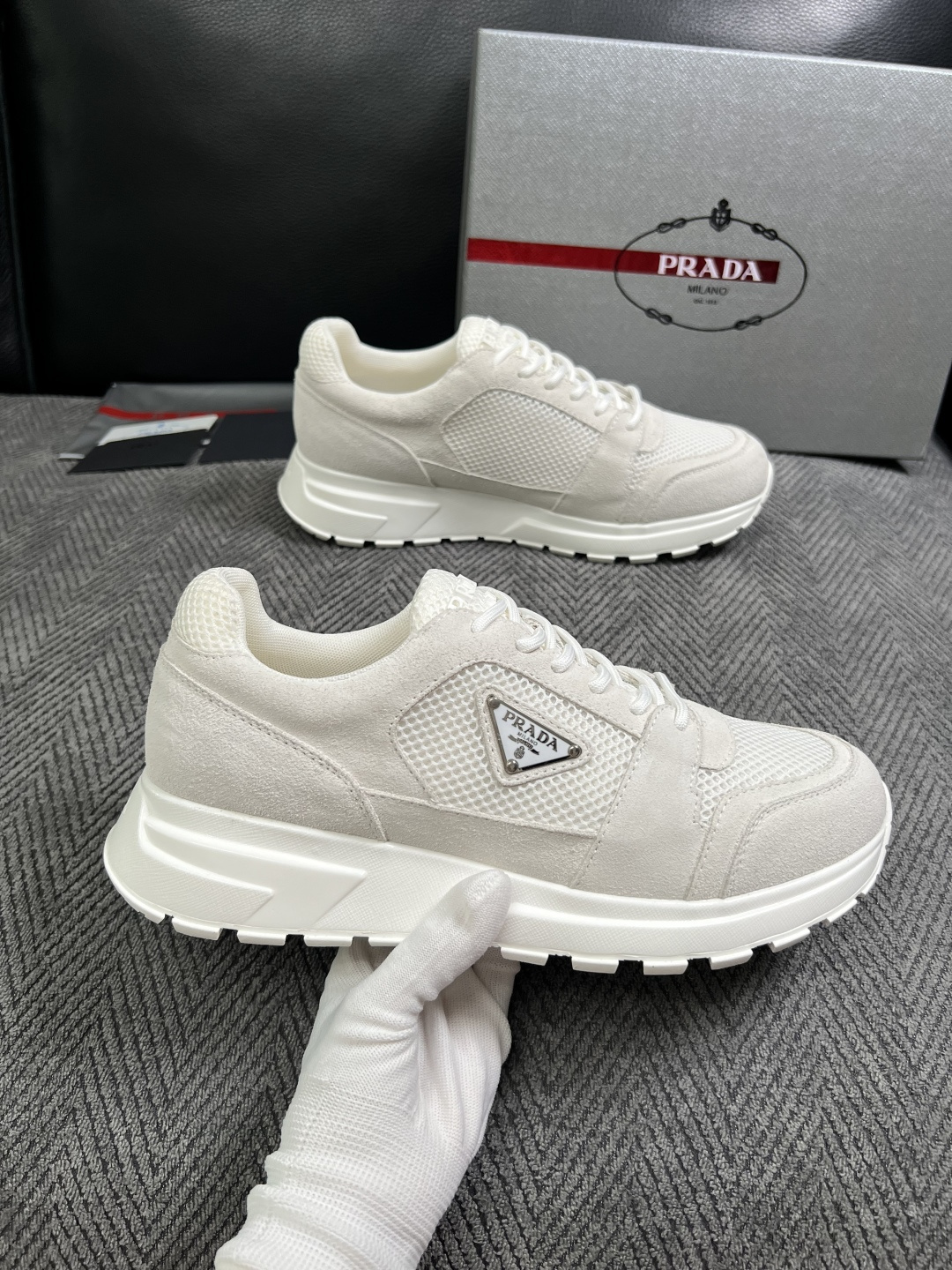 Prada  高品质  顶级工艺品，普拉达  专柜同步，原厂配置意大利进口牛皮面料，进口牛皮内里垫，透气舒适，鞋底：原厂