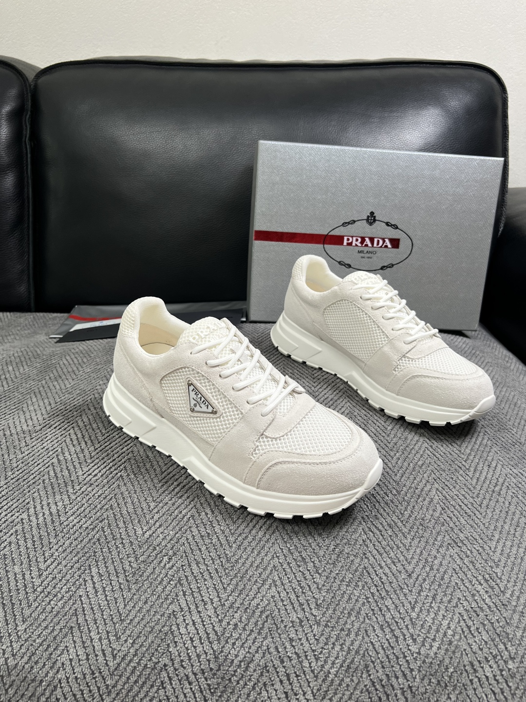 Prada  高品质  顶级工艺品，普拉达  专柜同步，原厂配置意大利进口牛皮面料，进口牛皮内里垫，透气舒适，鞋底：原厂