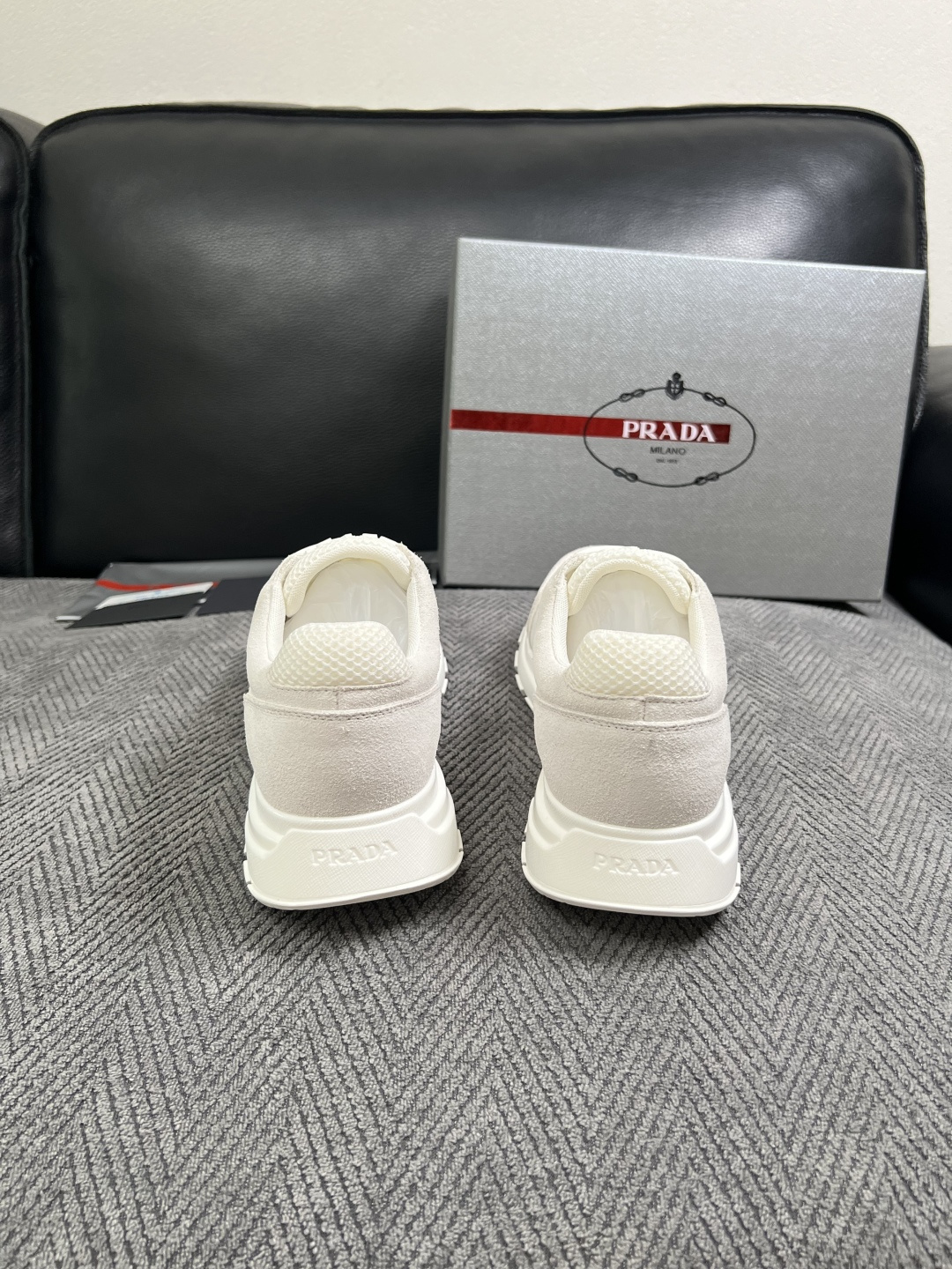 Prada  高品质  顶级工艺品，普拉达  专柜同步，原厂配置意大利进口牛皮面料，进口牛皮内里垫，透气舒适，鞋底：原厂