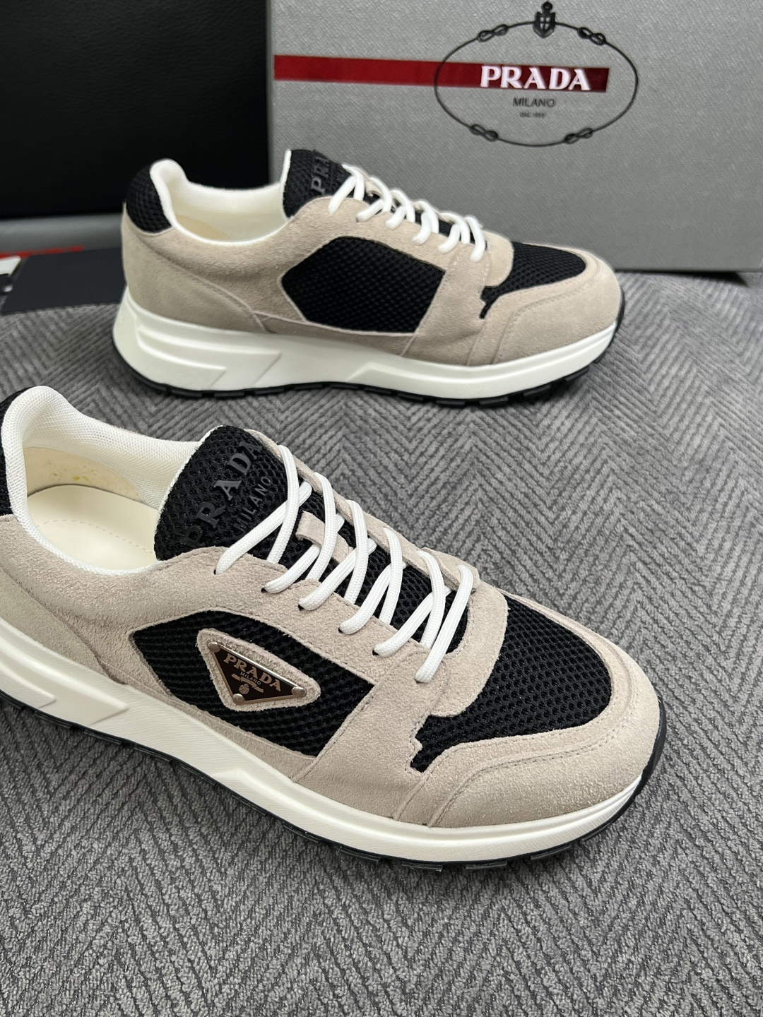 Prada  高品质  顶级工艺品，普拉达  专柜同步，原厂配置意大利进口牛皮面料，进口牛皮内里垫，透气舒适，鞋底：原厂