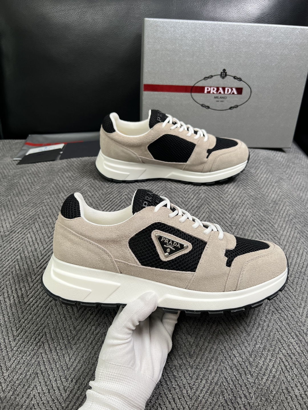 Prada  高品质  顶级工艺品，普拉达  专柜同步，原厂配置意大利进口牛皮面料，进口牛皮内里垫，透气舒适，鞋底：原厂
