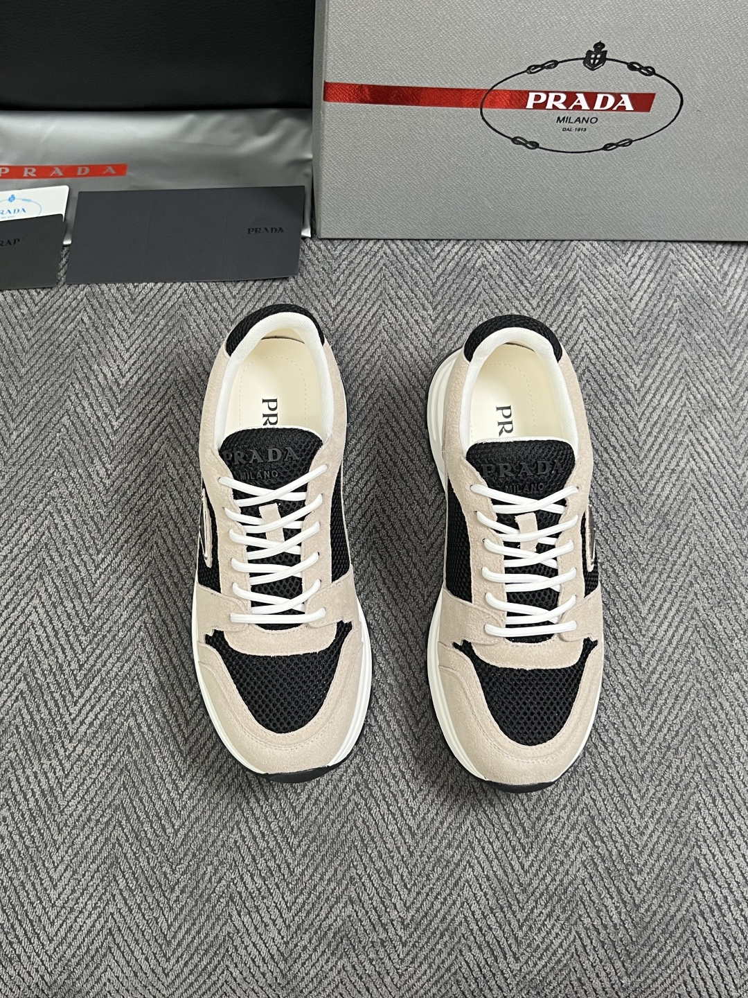 Prada  高品质  顶级工艺品，普拉达  专柜同步，原厂配置意大利进口牛皮面料，进口牛皮内里垫，透气舒适，鞋底：原厂