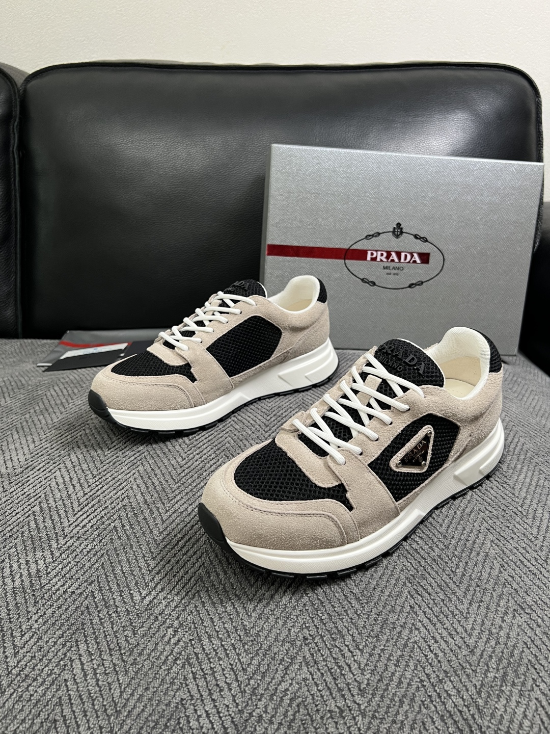 Prada  高品质  顶级工艺品，普拉达  专柜同步，原厂配置意大利进口牛皮面料，进口牛皮内里垫，透气舒适，鞋底：原厂
