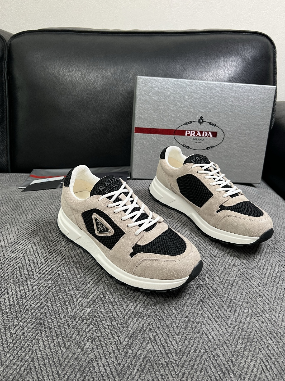 Prada  高品质  顶级工艺品，普拉达  专柜同步，原厂配置意大利进口牛皮面料，进口牛皮内里垫，透气舒适，鞋底：原厂