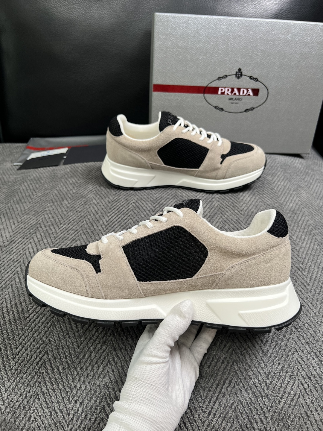 Prada  高品质  顶级工艺品，普拉达  专柜同步，原厂配置意大利进口牛皮面料，进口牛皮内里垫，透气舒适，鞋底：原厂
