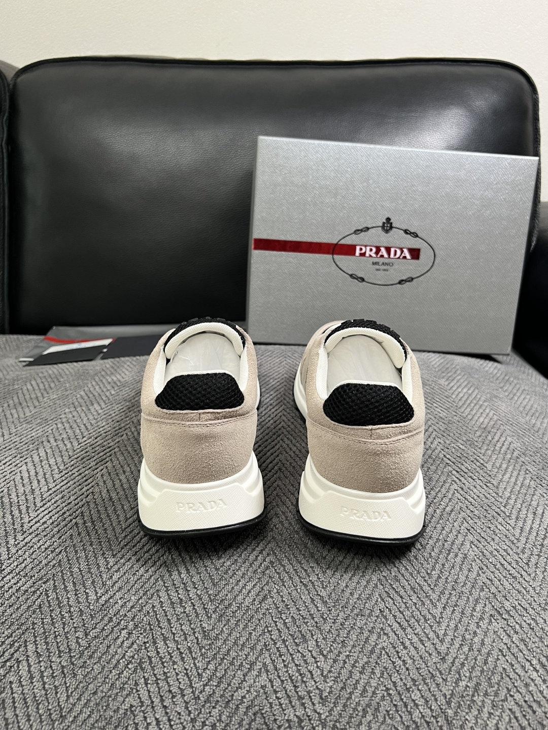Prada  高品质  顶级工艺品，普拉达  专柜同步，原厂配置意大利进口牛皮面料，进口牛皮内里垫，透气舒适，鞋底：原厂