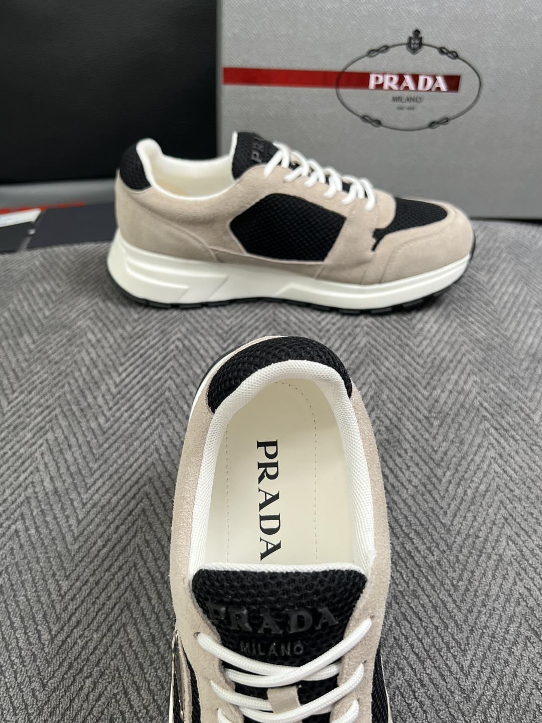 Prada  高品质  顶级工艺品，普拉达  专柜同步，原厂配置意大利进口牛皮面料，进口牛皮内里垫，透气舒适，鞋底：原厂