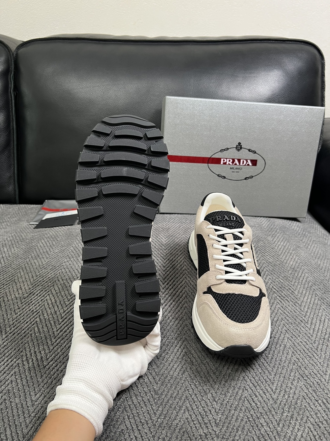 Prada  高品质  顶级工艺品，普拉达  专柜同步，原厂配置意大利进口牛皮面料，进口牛皮内里垫，透气舒适，鞋底：原厂