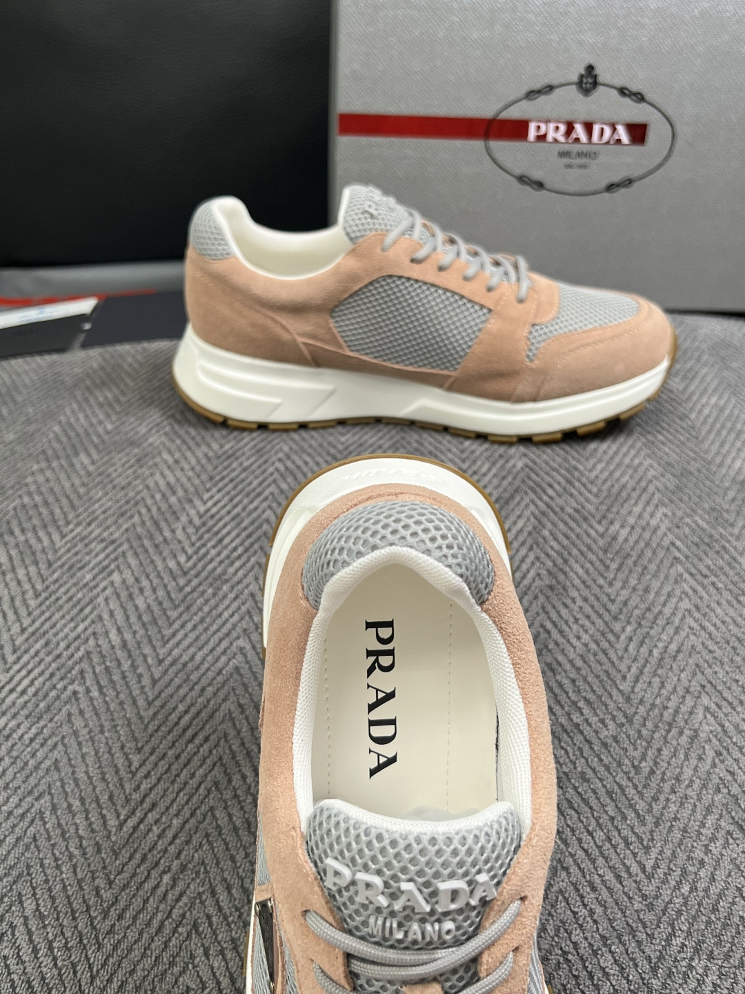 Prada  高品质  顶级工艺品，普拉达  专柜同步，原厂配置意大利进口牛皮面料，进口牛皮内里垫，透气舒适，鞋底：原厂