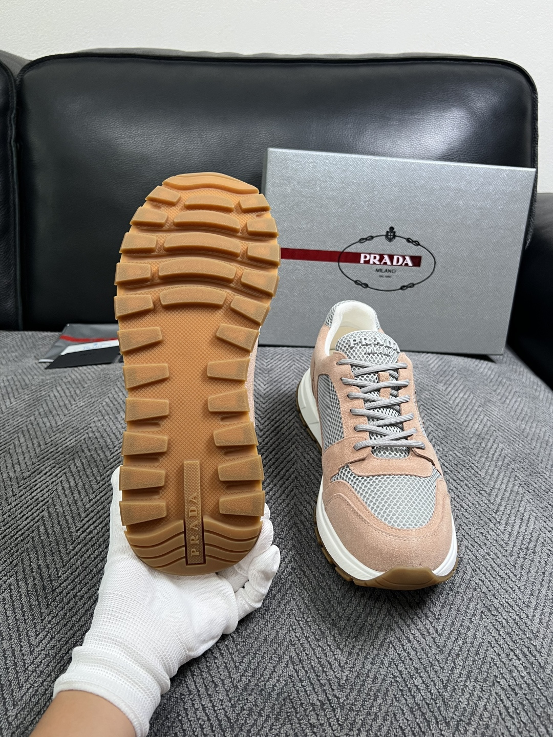 Prada  高品质  顶级工艺品，普拉达  专柜同步，原厂配置意大利进口牛皮面料，进口牛皮内里垫，透气舒适，鞋底：原厂