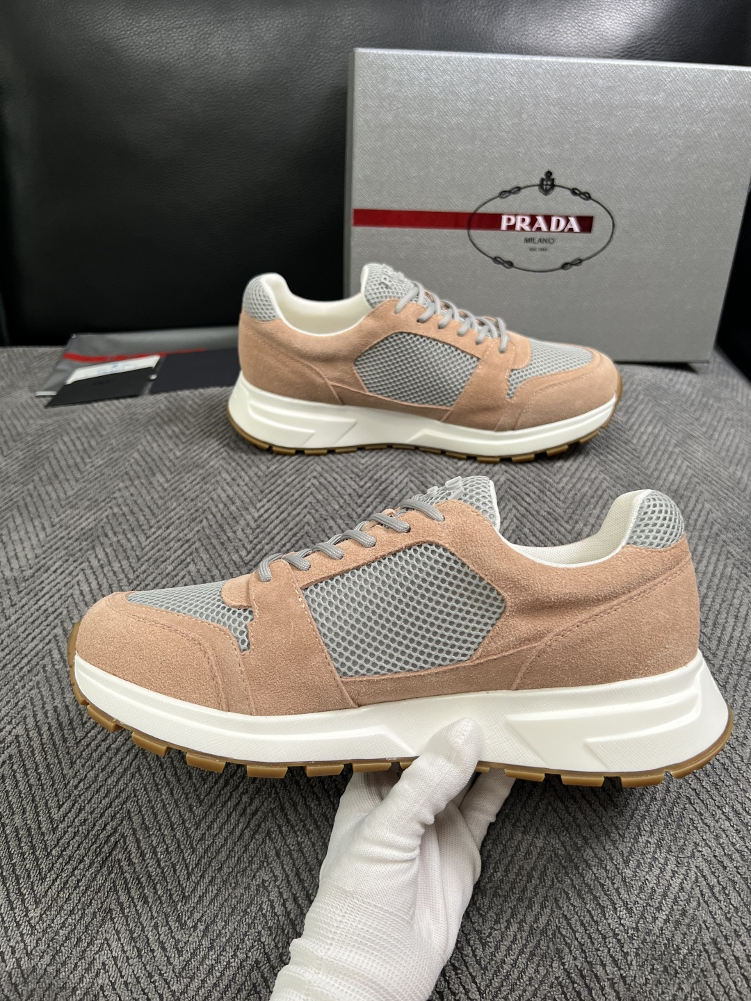 Prada  高品质  顶级工艺品，普拉达  专柜同步，原厂配置意大利进口牛皮面料，进口牛皮内里垫，透气舒适，鞋底：原厂