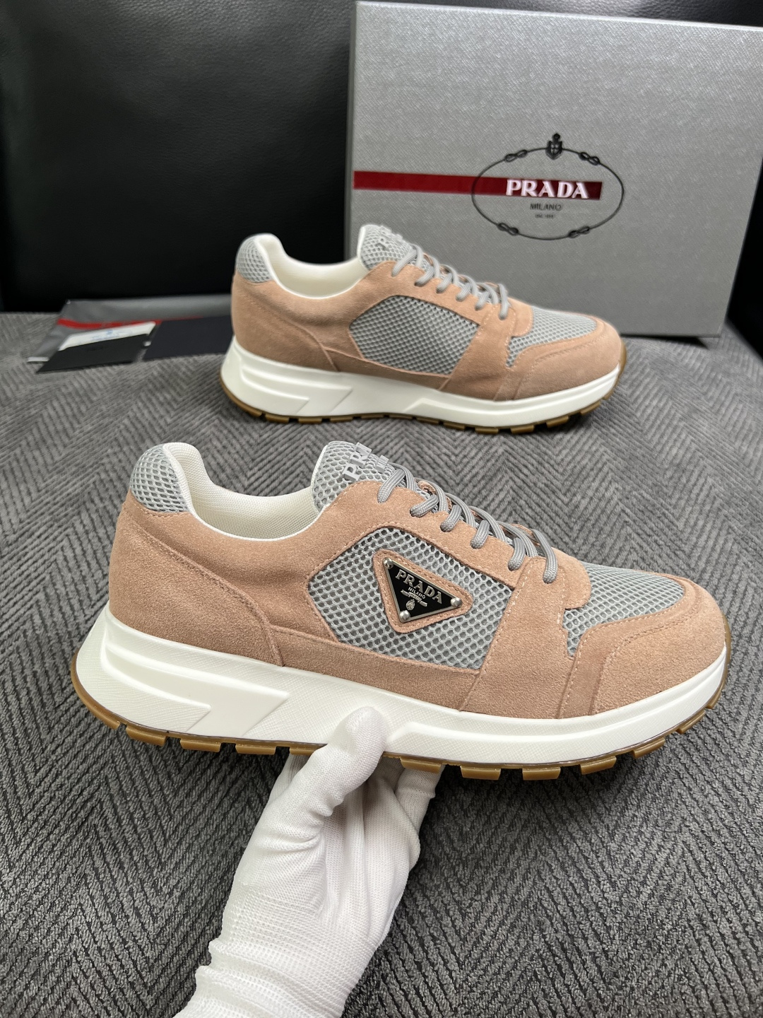 Prada  高品质  顶级工艺品，普拉达  专柜同步，原厂配置意大利进口牛皮面料，进口牛皮内里垫，透气舒适，鞋底：原厂