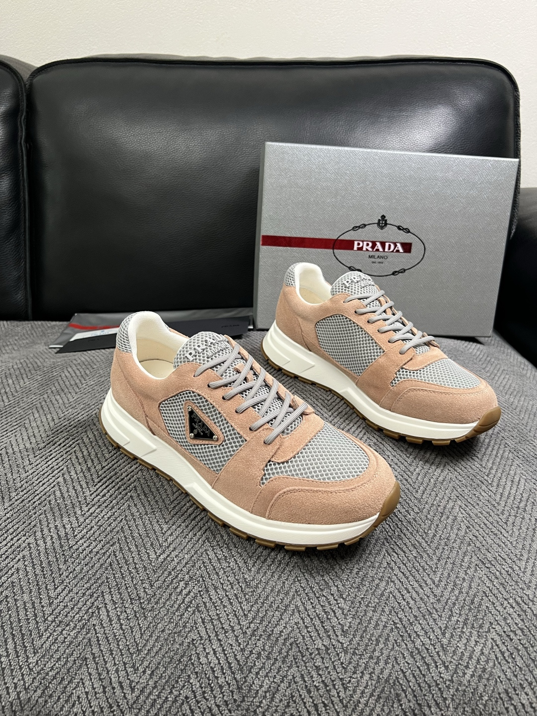 Prada  高品质  顶级工艺品，普拉达  专柜同步，原厂配置意大利进口牛皮面料，进口牛皮内里垫，透气舒适，鞋底：原厂