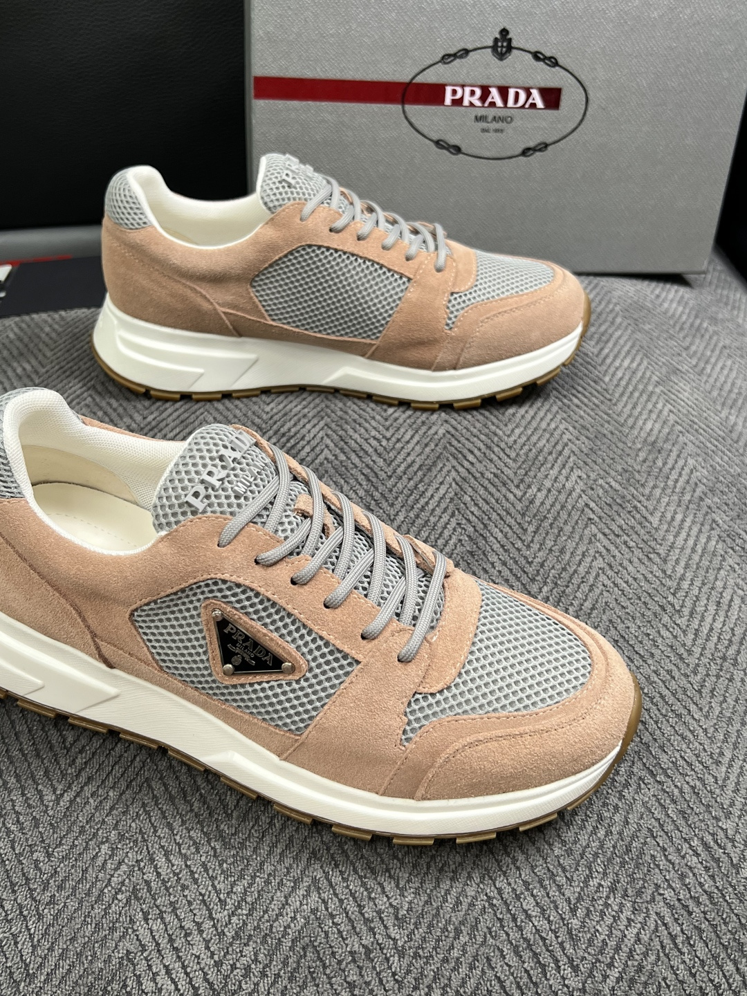 Prada  高品质  顶级工艺品，普拉达  专柜同步，原厂配置意大利进口牛皮面料，进口牛皮内里垫，透气舒适，鞋底：原厂