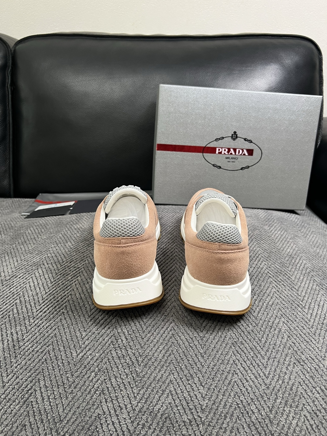 Prada  高品质  顶级工艺品，普拉达  专柜同步，原厂配置意大利进口牛皮面料，进口牛皮内里垫，透气舒适，鞋底：原厂