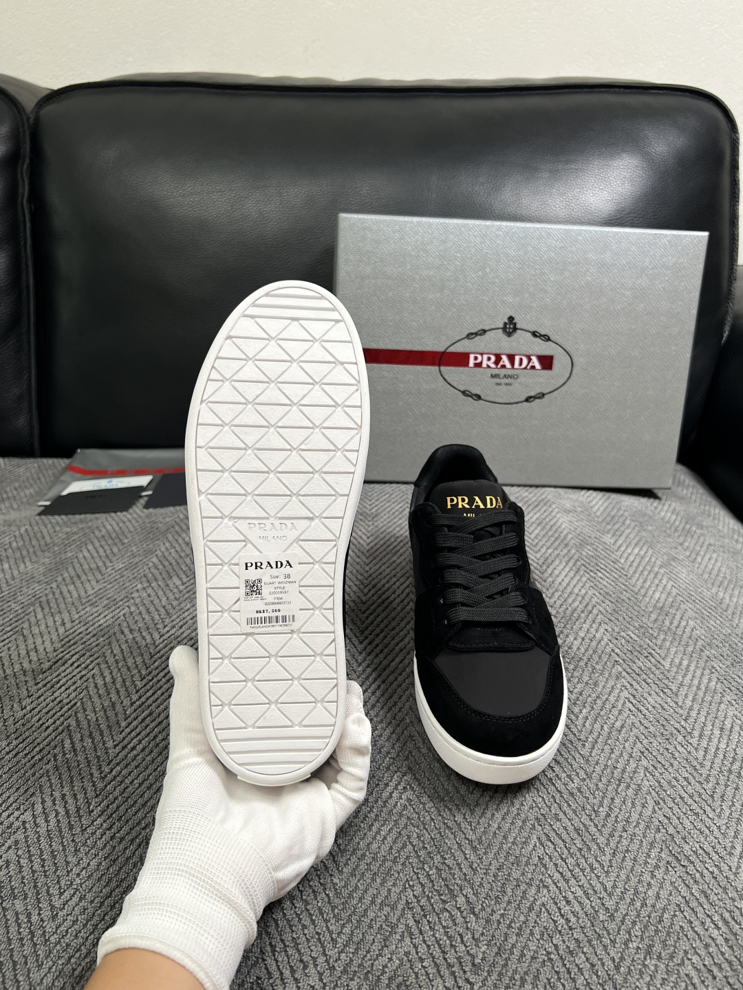 Prada  高品质  顶级工艺品，普拉达  专柜同步，原厂配置意大利进口牛皮面料，进口牛皮内里垫，透气舒适，鞋底：原厂