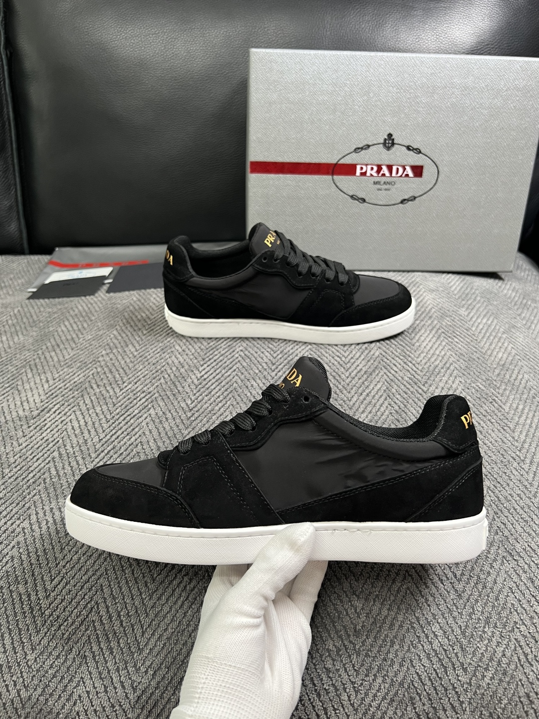 Prada  高品质  顶级工艺品，普拉达  专柜同步，原厂配置意大利进口牛皮面料，进口牛皮内里垫，透气舒适，鞋底：原厂