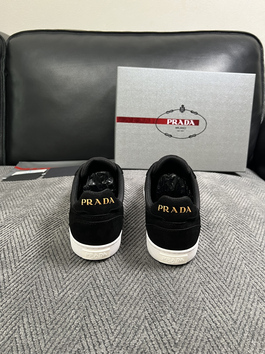 Prada  高品质  顶级工艺品，普拉达  专柜同步，原厂配置意大利进口牛皮面料，进口牛皮内里垫，透气舒适，鞋底：原厂