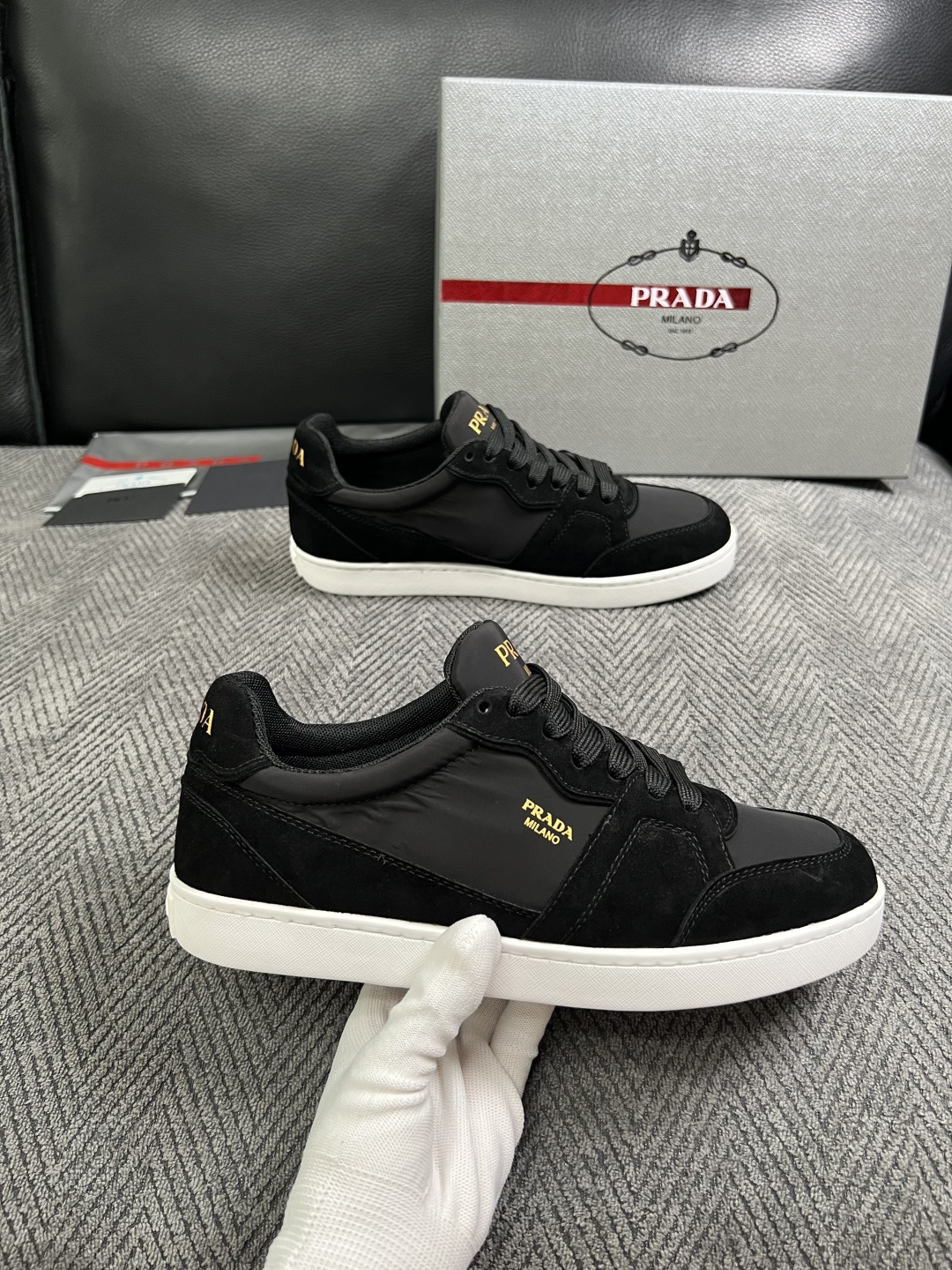 Prada  高品质  顶级工艺品，普拉达  专柜同步，原厂配置意大利进口牛皮面料，进口牛皮内里垫，透气舒适，鞋底：原厂