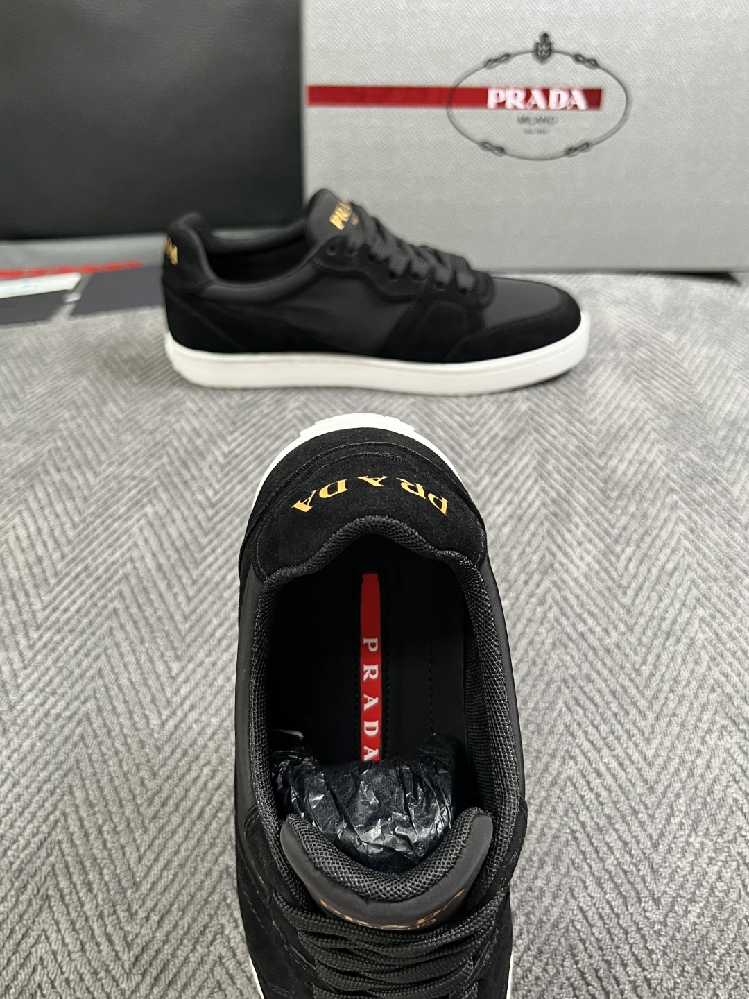Prada  高品质  顶级工艺品，普拉达  专柜同步，原厂配置意大利进口牛皮面料，进口牛皮内里垫，透气舒适，鞋底：原厂