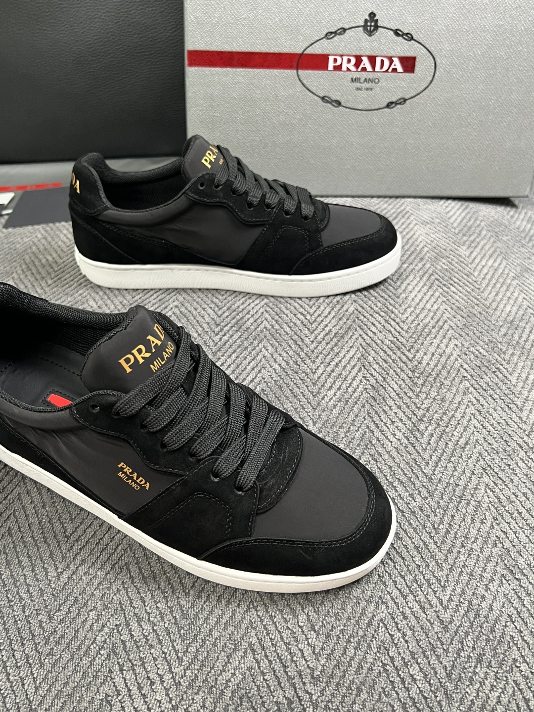 Prada  高品质  顶级工艺品，普拉达  专柜同步，原厂配置意大利进口牛皮面料，进口牛皮内里垫，透气舒适，鞋底：原厂