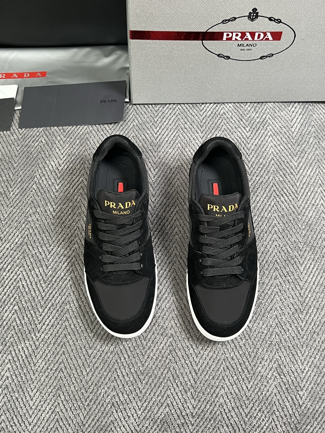 Prada  高品质  顶级工艺品，普拉达  专柜同步，原厂配置意大利进口牛皮面料，进口牛皮内里垫，透气舒适，鞋底：原厂