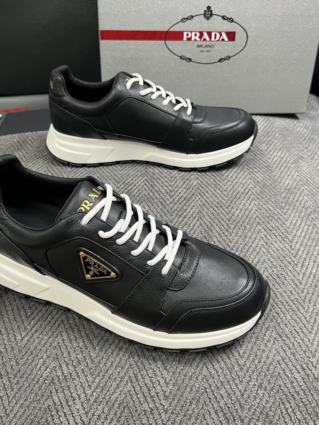 Prada  高品质  顶级工艺品，普拉达  专柜同步，原厂配置意大利进口牛皮面料，进口牛皮内里垫，透气舒适，鞋底：原厂