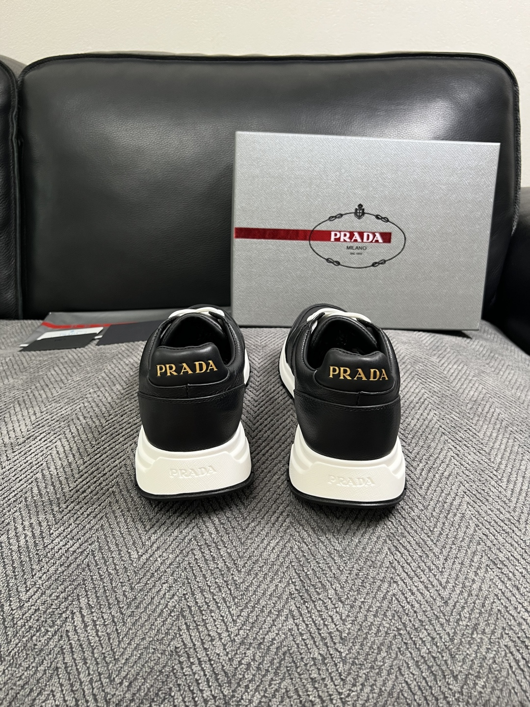 Prada  高品质  顶级工艺品，普拉达  专柜同步，原厂配置意大利进口牛皮面料，进口牛皮内里垫，透气舒适，鞋底：原厂