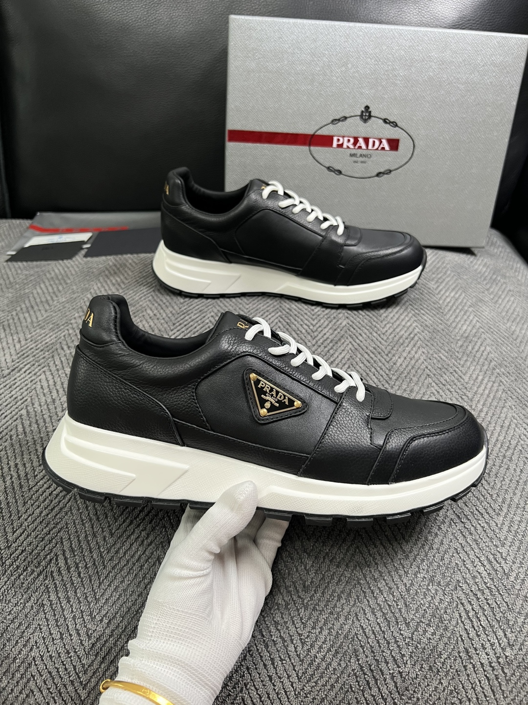 Prada  高品质  顶级工艺品，普拉达  专柜同步，原厂配置意大利进口牛皮面料，进口牛皮内里垫，透气舒适，鞋底：原厂