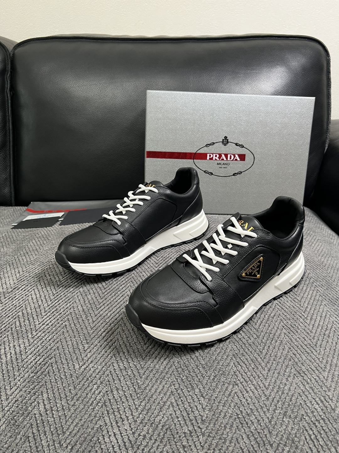 Prada  高品质  顶级工艺品，普拉达  专柜同步，原厂配置意大利进口牛皮面料，进口牛皮内里垫，透气舒适，鞋底：原厂
