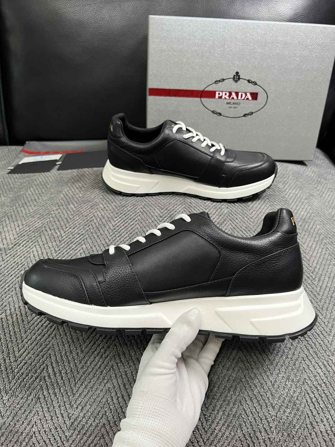 Prada  高品质  顶级工艺品，普拉达  专柜同步，原厂配置意大利进口牛皮面料，进口牛皮内里垫，透气舒适，鞋底：原厂