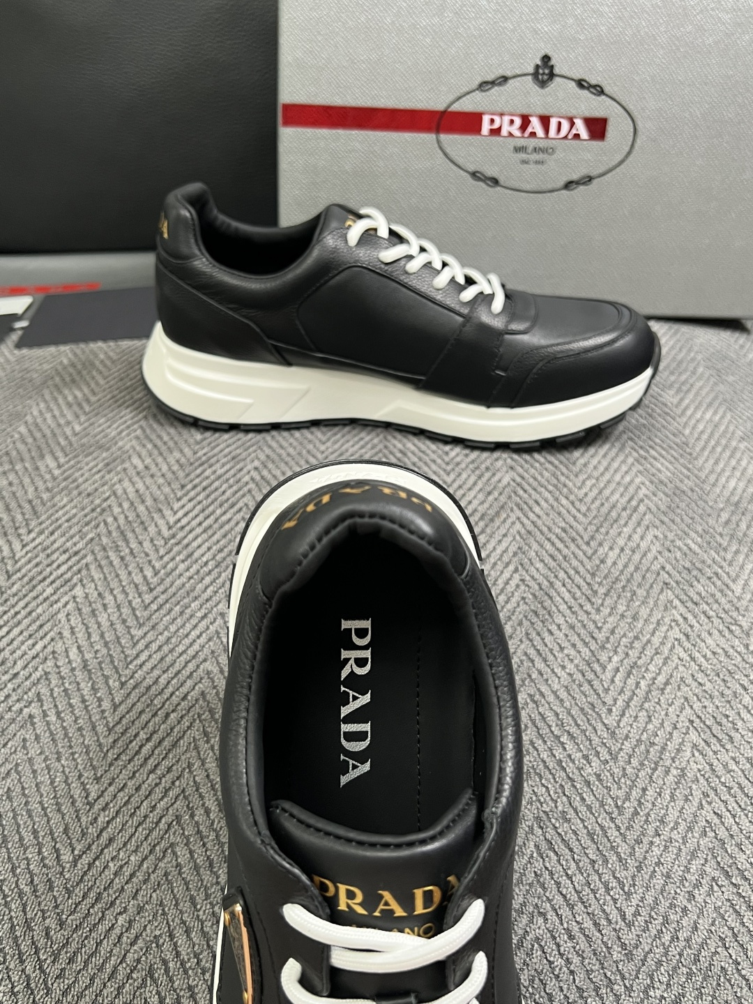 Prada  高品质  顶级工艺品，普拉达  专柜同步，原厂配置意大利进口牛皮面料，进口牛皮内里垫，透气舒适，鞋底：原厂