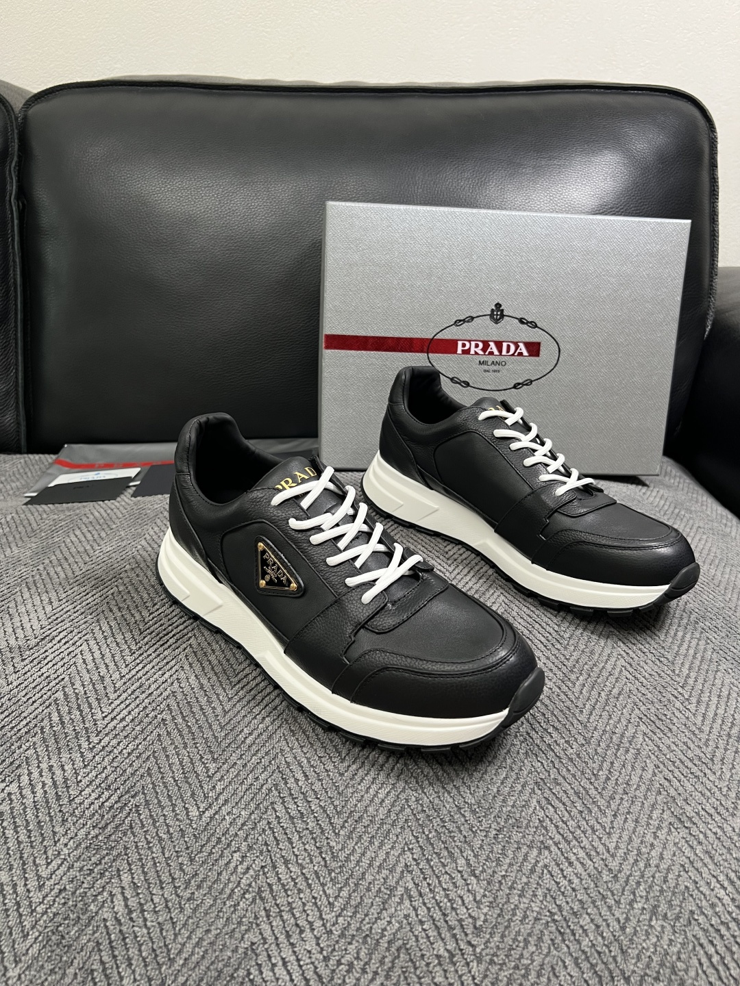 Prada  高品质  顶级工艺品，普拉达  专柜同步，原厂配置意大利进口牛皮面料，进口牛皮内里垫，透气舒适，鞋底：原厂
