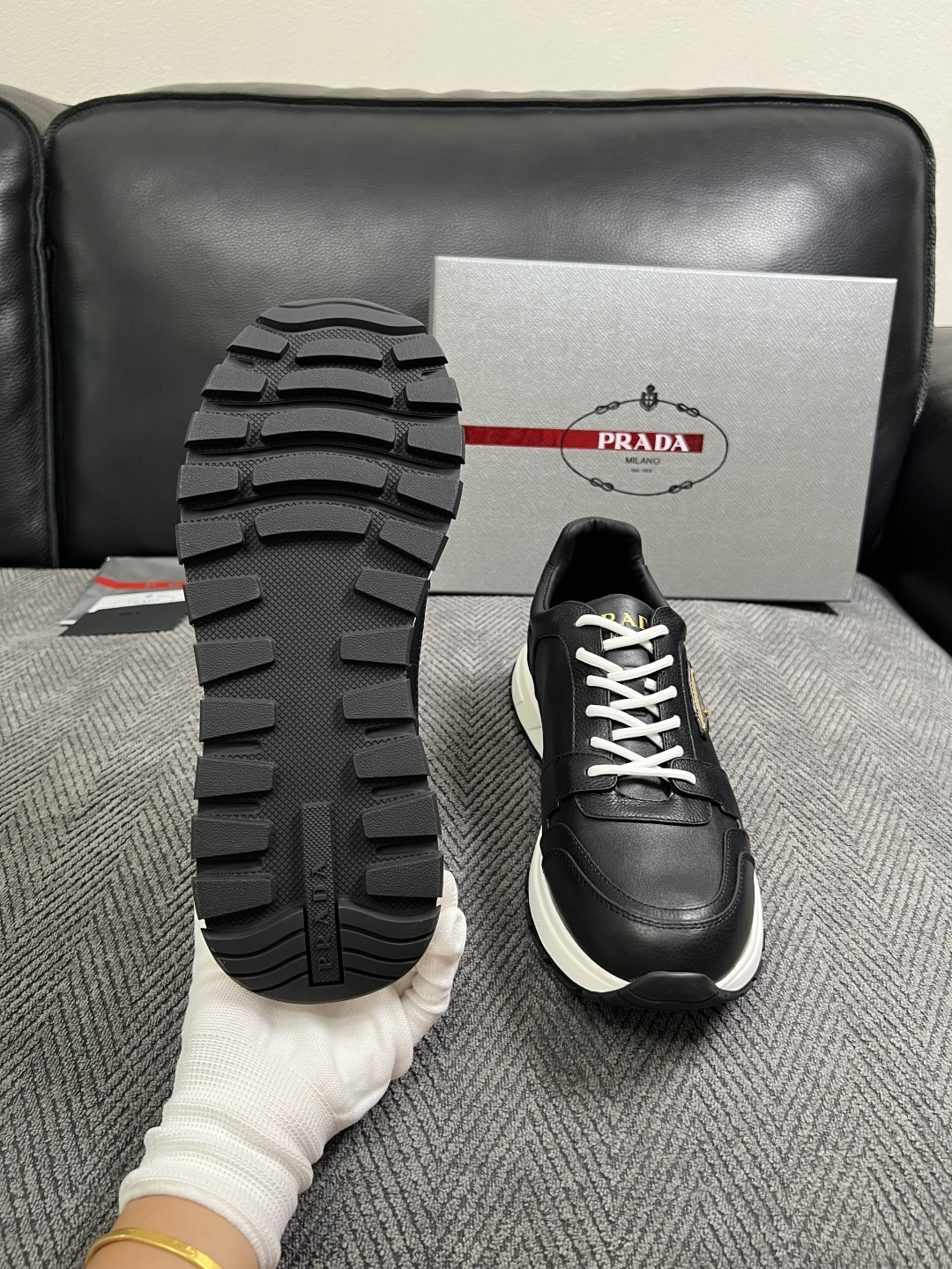 Prada  高品质  顶级工艺品，普拉达  专柜同步，原厂配置意大利进口牛皮面料，进口牛皮内里垫，透气舒适，鞋底：原厂