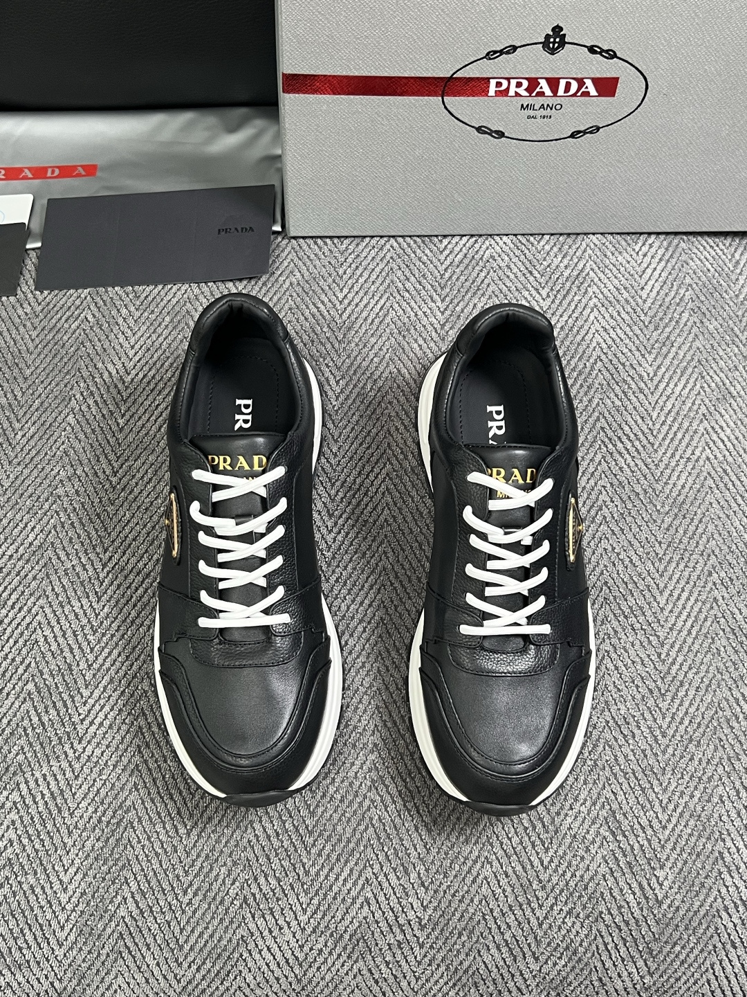 Prada  高品质  顶级工艺品，普拉达  专柜同步，原厂配置意大利进口牛皮面料，进口牛皮内里垫，透气舒适，鞋底：原厂