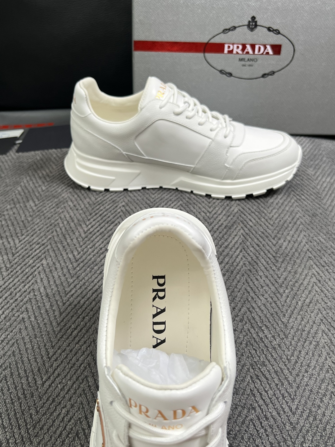 Prada  高品质  顶级工艺品，普拉达  专柜同步，原厂配置意大利进口牛皮面料，进口牛皮内里垫，透气舒适，鞋底：原厂