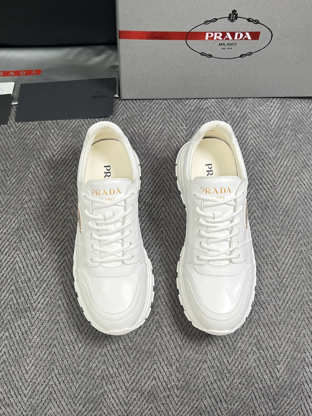 Prada  高品质  顶级工艺品，普拉达  专柜同步，原厂配置意大利进口牛皮面料，进口牛皮内里垫，透气舒适，鞋底：原厂