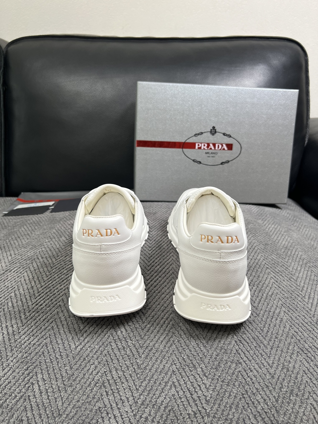 Prada  高品质  顶级工艺品，普拉达  专柜同步，原厂配置意大利进口牛皮面料，进口牛皮内里垫，透气舒适，鞋底：原厂