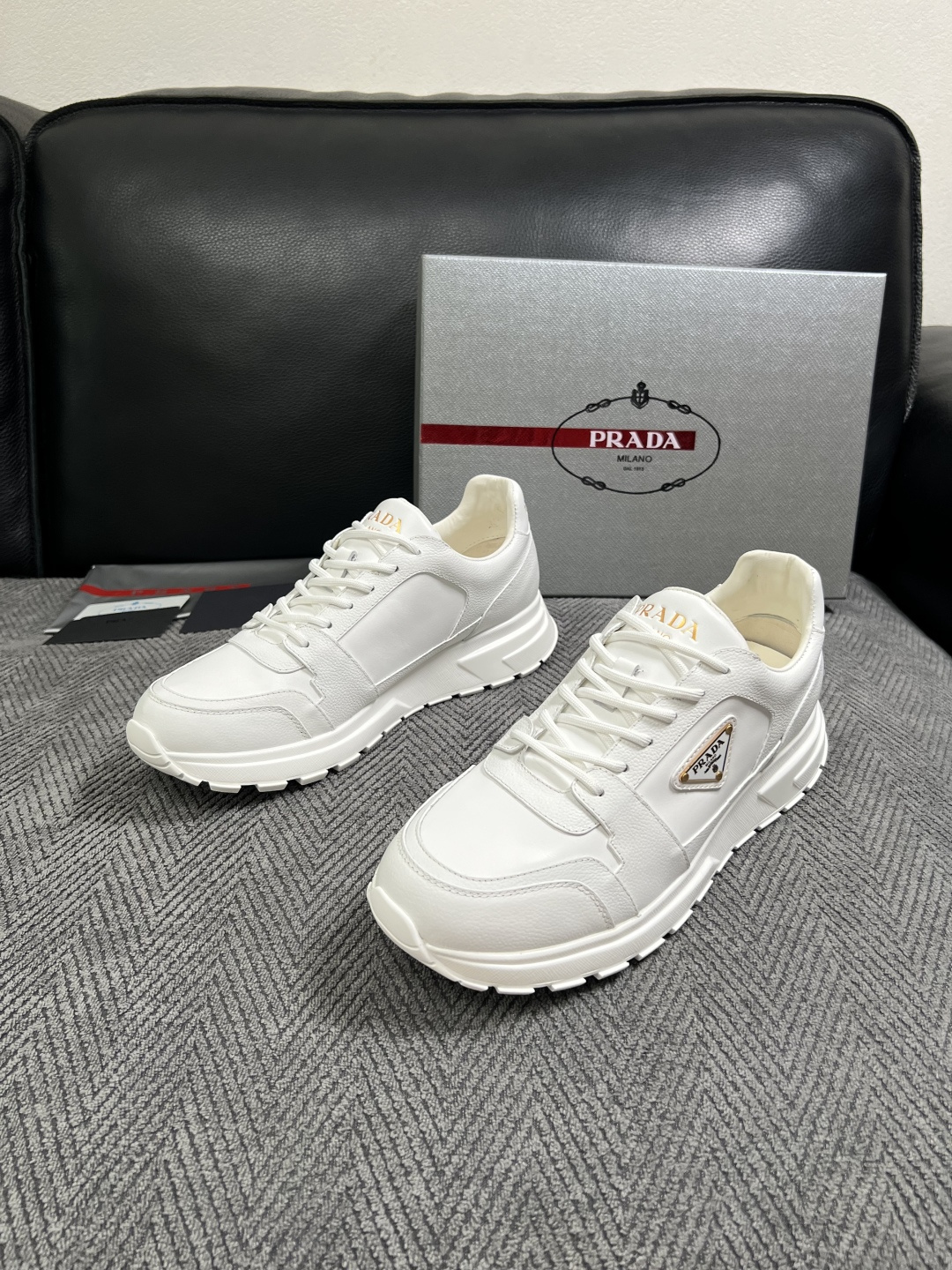 Prada  高品质  顶级工艺品，普拉达  专柜同步，原厂配置意大利进口牛皮面料，进口牛皮内里垫，透气舒适，鞋底：原厂