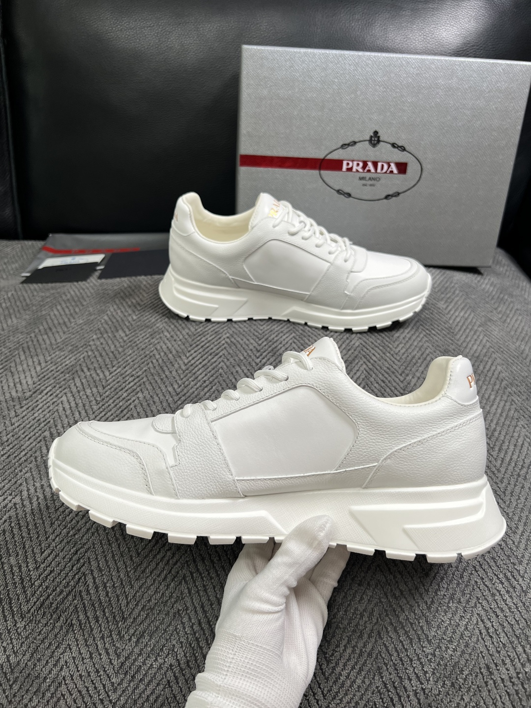 Prada  高品质  顶级工艺品，普拉达  专柜同步，原厂配置意大利进口牛皮面料，进口牛皮内里垫，透气舒适，鞋底：原厂