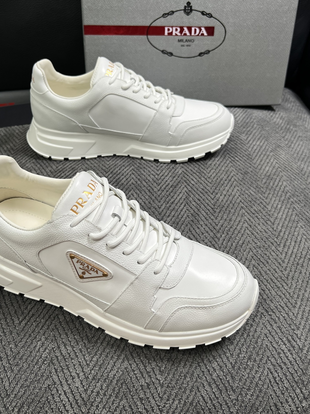 Prada  高品质  顶级工艺品，普拉达  专柜同步，原厂配置意大利进口牛皮面料，进口牛皮内里垫，透气舒适，鞋底：原厂