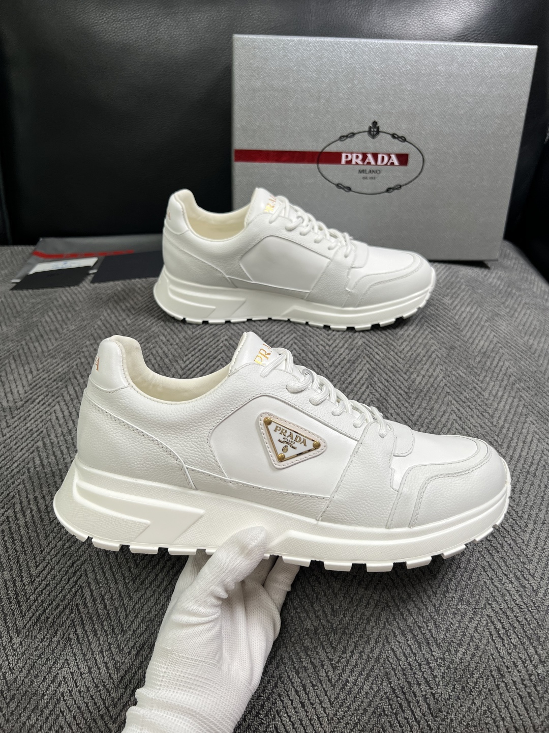 Prada  高品质  顶级工艺品，普拉达  专柜同步，原厂配置意大利进口牛皮面料，进口牛皮内里垫，透气舒适，鞋底：原厂