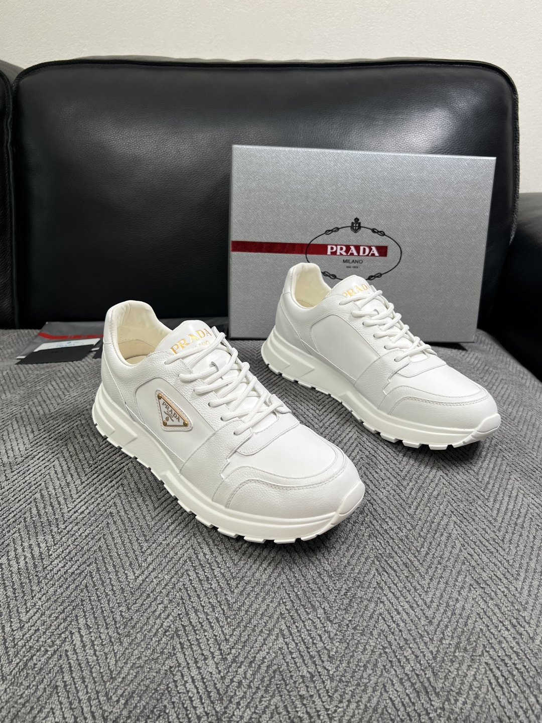 Prada  高品质  顶级工艺品，普拉达  专柜同步，原厂配置意大利进口牛皮面料，进口牛皮内里垫，透气舒适，鞋底：原厂