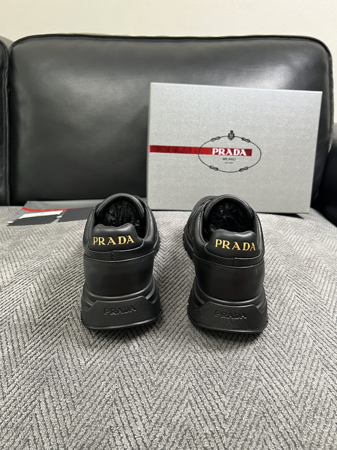 Prada  高品质  顶级工艺品，普拉达  专柜同步，原厂配置意大利进口牛皮面料，进口牛皮内里垫，透气舒适，鞋底：原厂