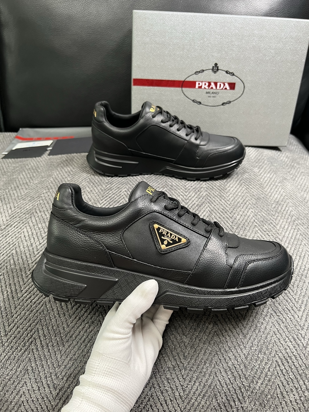Prada  高品质  顶级工艺品，普拉达  专柜同步，原厂配置意大利进口牛皮面料，进口牛皮内里垫，透气舒适，鞋底：原厂