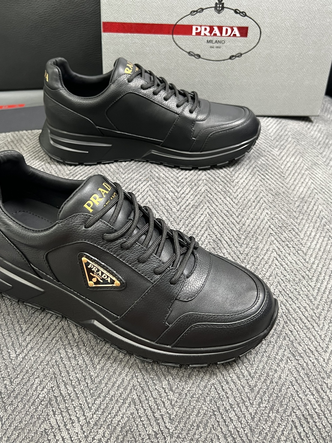 Prada  高品质  顶级工艺品，普拉达  专柜同步，原厂配置意大利进口牛皮面料，进口牛皮内里垫，透气舒适，鞋底：原厂