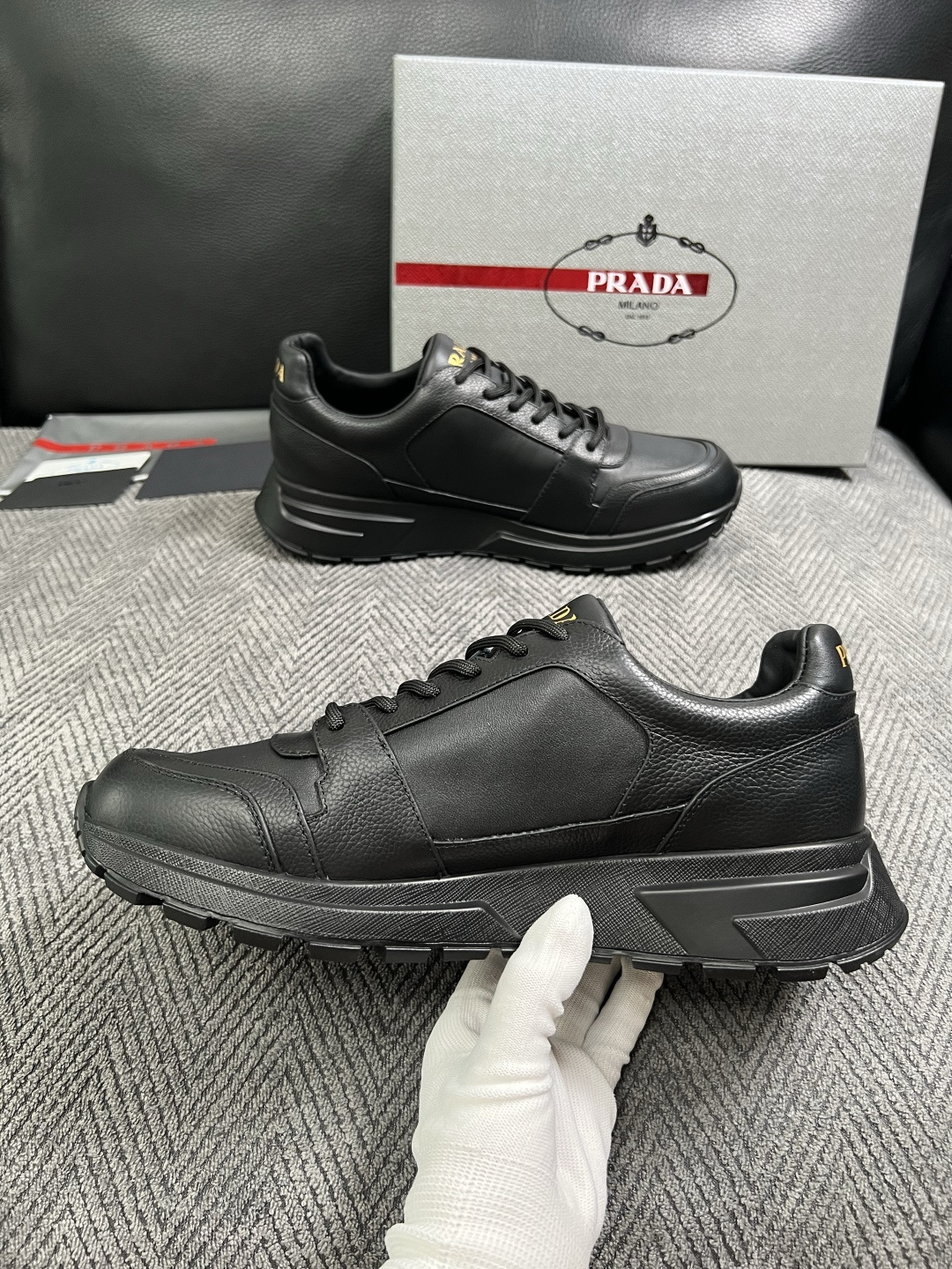 Prada  高品质  顶级工艺品，普拉达  专柜同步，原厂配置意大利进口牛皮面料，进口牛皮内里垫，透气舒适，鞋底：原厂