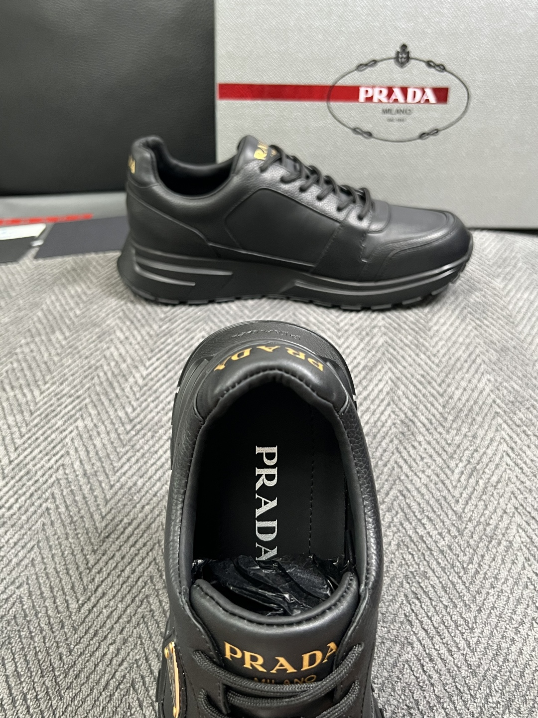 Prada  高品质  顶级工艺品，普拉达  专柜同步，原厂配置意大利进口牛皮面料，进口牛皮内里垫，透气舒适，鞋底：原厂