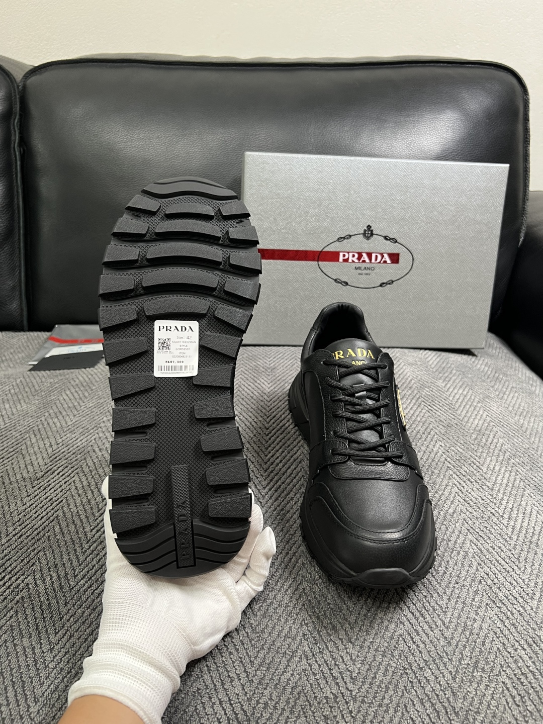 Prada  高品质  顶级工艺品，普拉达  专柜同步，原厂配置意大利进口牛皮面料，进口牛皮内里垫，透气舒适，鞋底：原厂