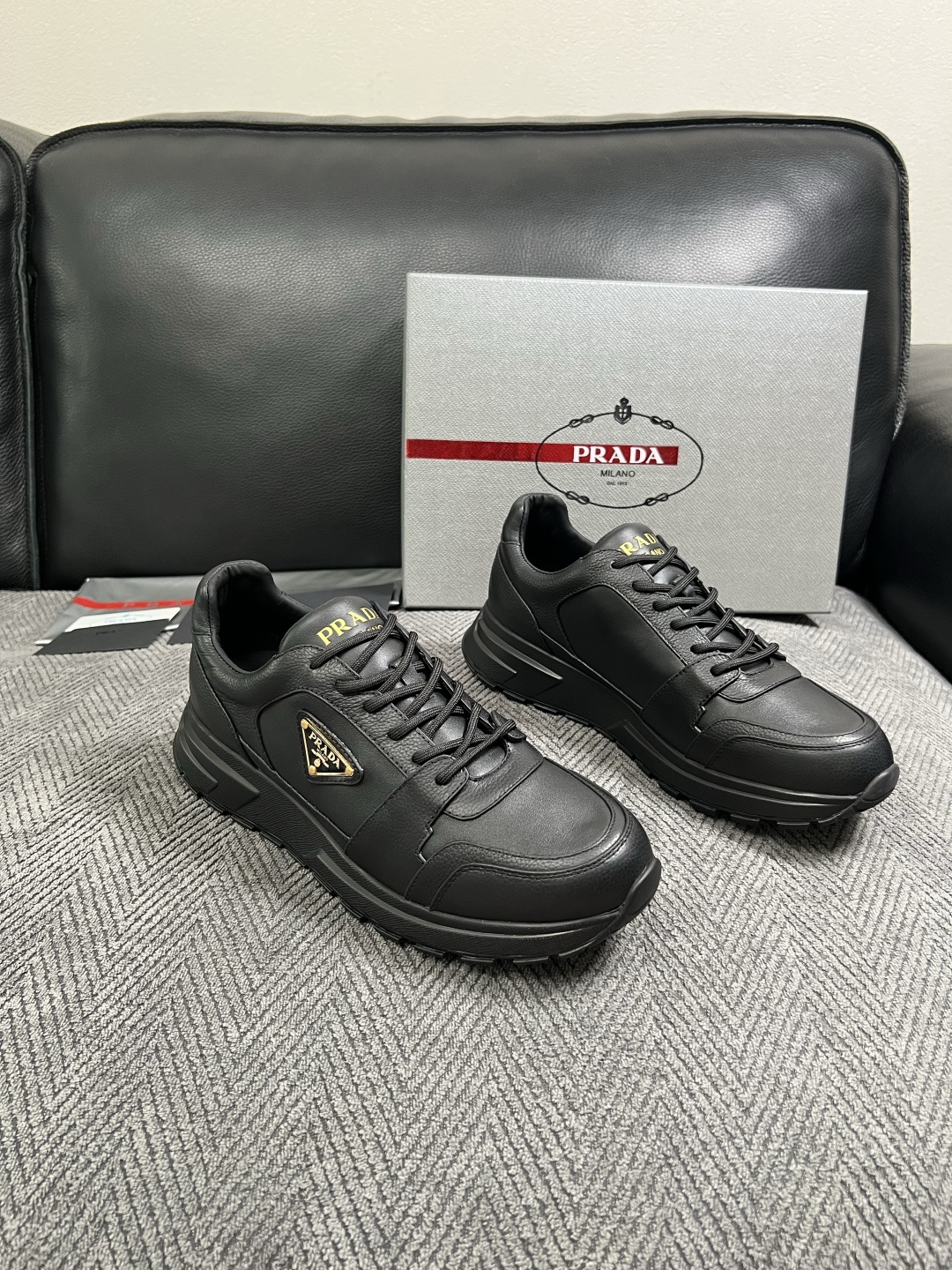 Prada  高品质  顶级工艺品，普拉达  专柜同步，原厂配置意大利进口牛皮面料，进口牛皮内里垫，透气舒适，鞋底：原厂